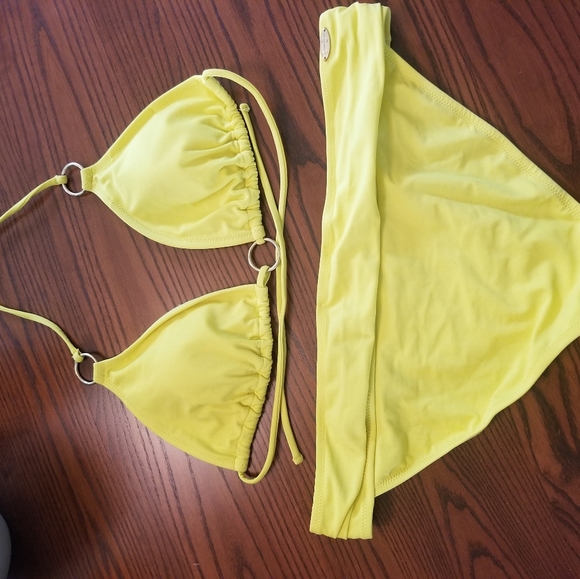 Jessica Simpson Yellow Bikini with Rings - Picture 3 of 6